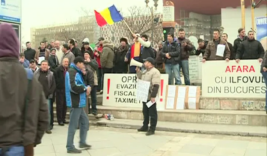 Taximetriştii din Capitală au protestat cu ouă la Universitate împotriva colegilor din Ilfov VIDEO