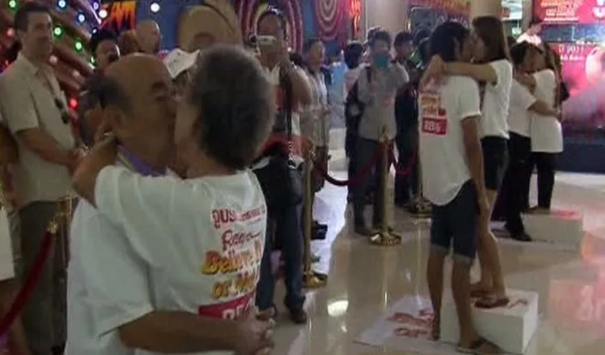 Cadou de Valentine’s Day. Thailandezii vor să doboare recordul mondial la cel mai lung sărut VIDEO