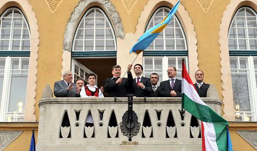 Steagul ŢINUTULUI SECUIESC, arborat în Ungaria. Ponta: Nu acceptăm obrăznicii externe