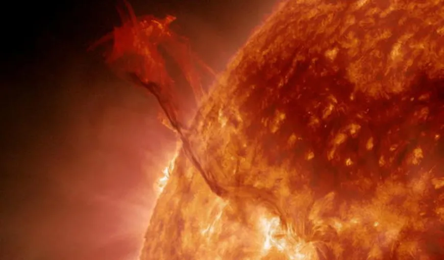 O erupţie solară imensă, poreclită „Coada Dragonului”, a avut loc joi VIDEO