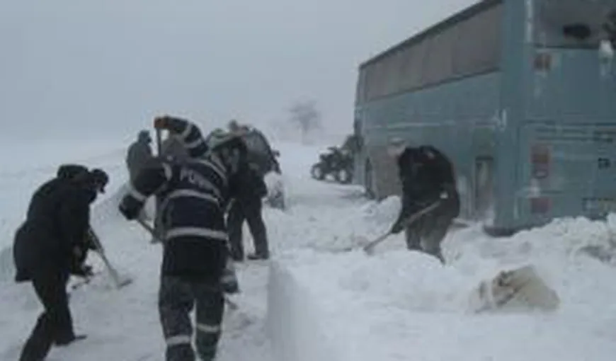 Un autocar cu 24 de turişti, între care şi zece ziarişti ucraineni, a rămas blocat în zăpadă