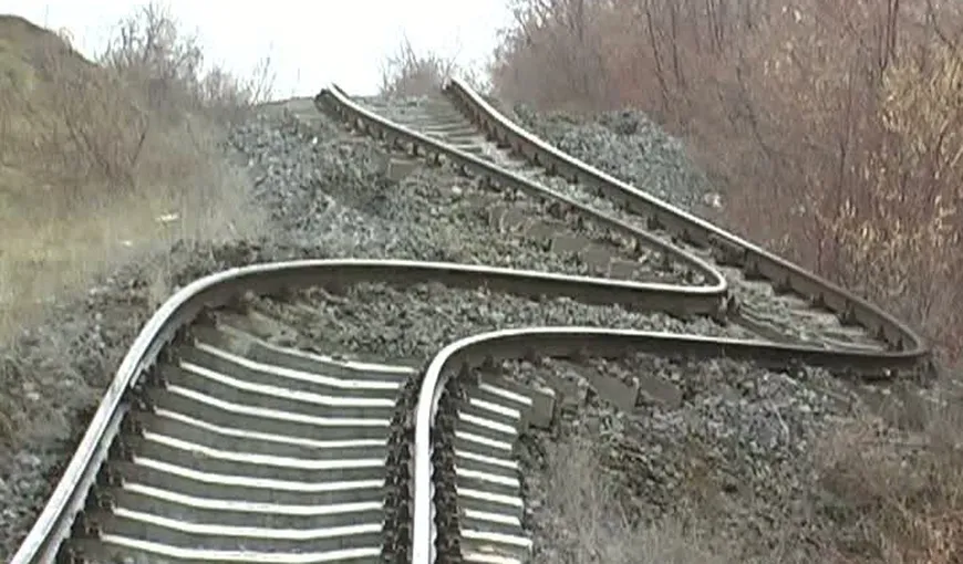 Trafic feroviar, blocat în Galaţi din cauza unei alunecări de teren VIDEO