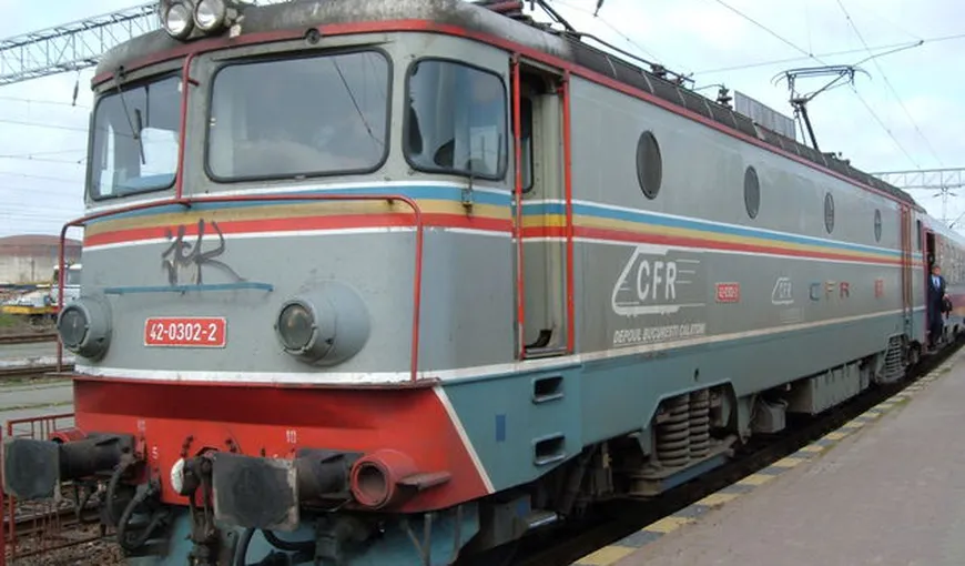 Maşină spulberată de tren, la Târgovişte. Un bărbat a murit pe loc VIDEO