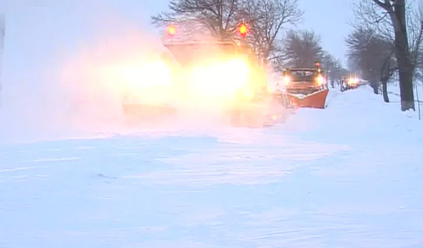 Zăpadă de jumătate de metru, TIR-uri blocate şi oameni disperaţi VIDEO