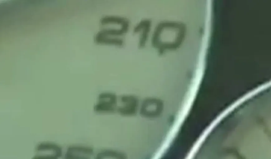 Un vitezoman, filmat în timp ce mergea cu peste 200 km pe oră. Poliţia nu are ce să îi facă