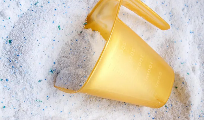 Experţii avertizează: Detergenţii de rufe care conţin înălbitor sunt TOXICI pentru organism
