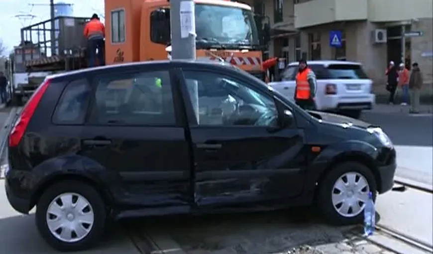 ACCIDENT GRAV în Capitală: Două persoane au fost rănite după ce maşinile în care se aflau s-au lovit
