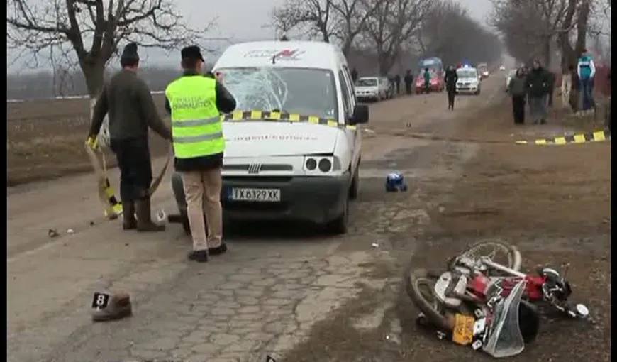 Accident mortal Botoşani. Un bătrân a fost lovit de o maşină în timp ce conducea un moped VIDEO