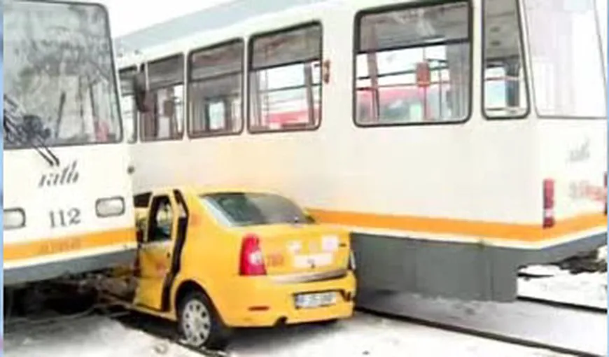 Accident în Capitală: Un taxi a fost prins între două tramvaie. Circulaţia a fost reluată VIDEO