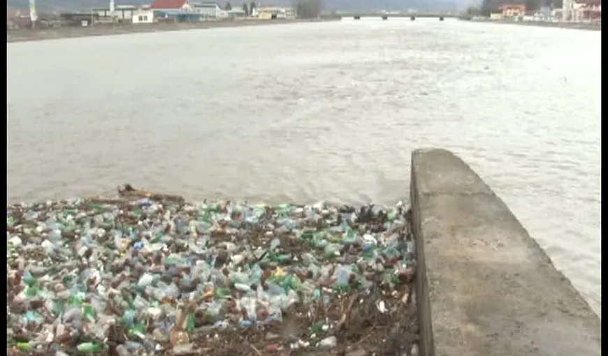Activitate îngreunată la hidrocentrala din Târgu Jiu, din cauza gunoaielor de pe râu