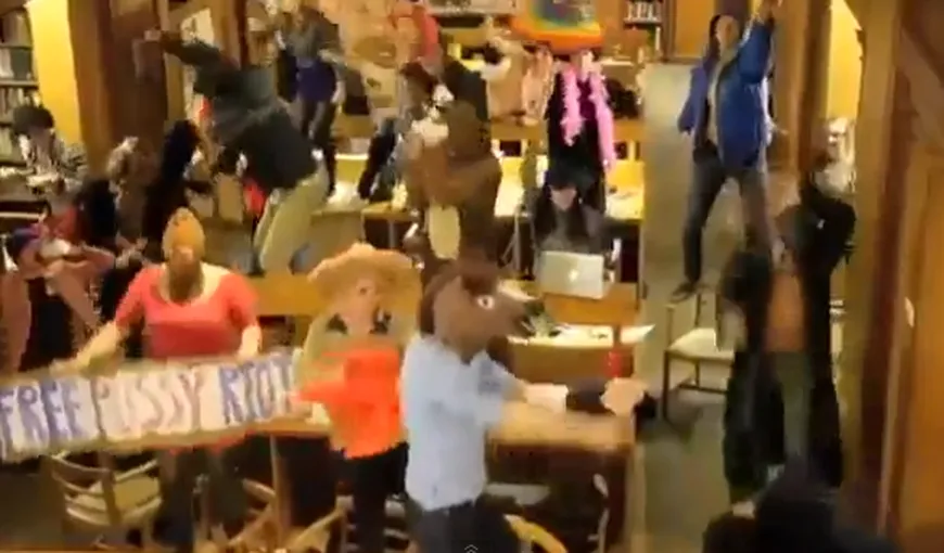 O bibliotecară a fost concediată după ce elevii au dansat Harlem Shake pe mesele bibliotecii VIDEO