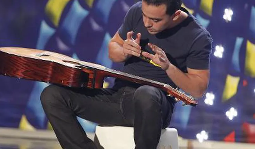 PREMIERĂ la ROMÂNII AU TALENT: Un tânăr are un mod inedit de a cânta la chitară