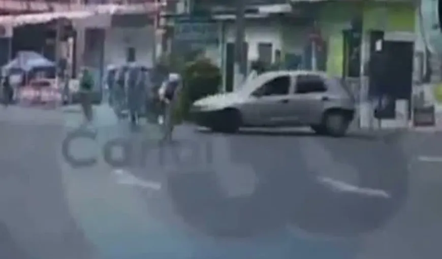 Ciclistă lovită de maşină în timpul unei curse VIDEO