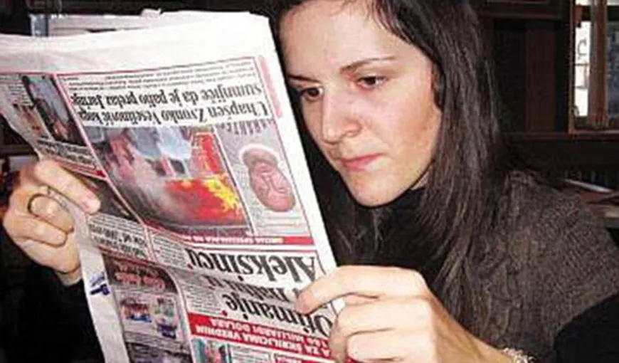 Lumea cu susul în jos: O tânără NU poate citi ziarul decât invers. Vezi de ce FOTO