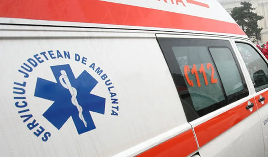 O ambulanţă cu trei copii, blocată într-un şanţ după ce a derapat din cauza poleiului