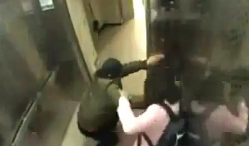 O fetiţă a luat la bătaie un bărbat care a vrut să o agreseze în lift VIDEO
