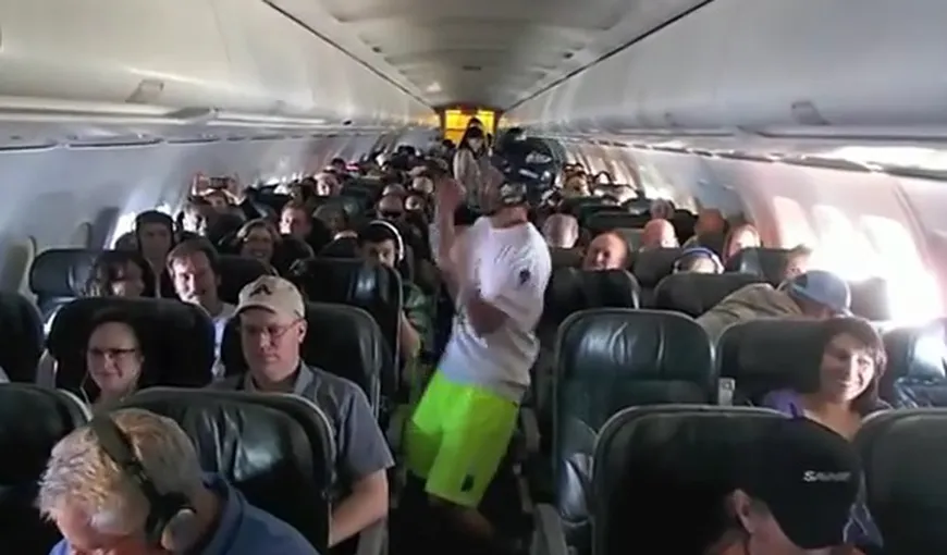 „Harlem Shake”, în avion. Pasagerii unei aeronave au dansat în timpul zborului VIDEO