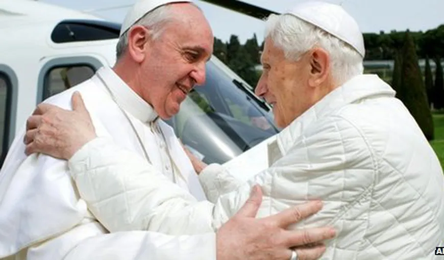 Premieră absolută: Papa Francisc şi Benedict al XVI-lea au vorbit şi au mâncat la aceeaşi masă