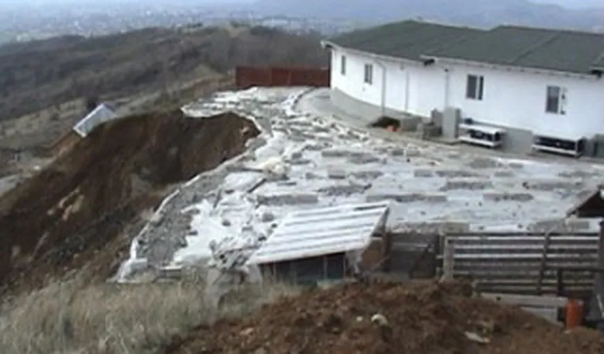 Mănăstirea Cornu, în pericol de prăbuşire din cauza unei alunecări de teren
