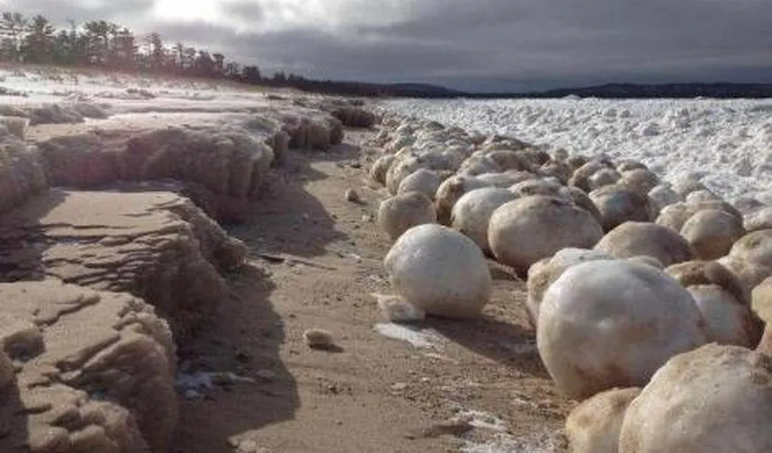 Spectacolul naturii: Mingi de gheaţă au acoperit ţărmurile Lacului Michigan VIDEO