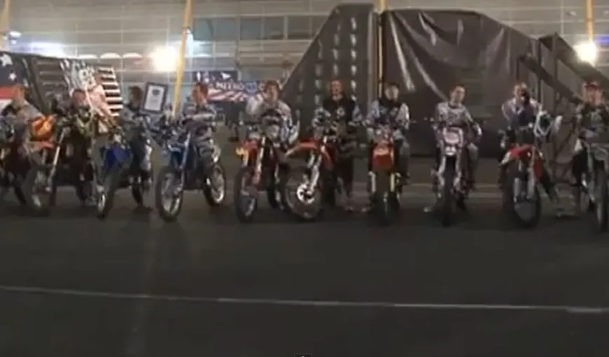 Motociclişti intraţi în Cartea Recordurilor după un SALT PERICULOS: S-au dat simultan pe spate VIDEO