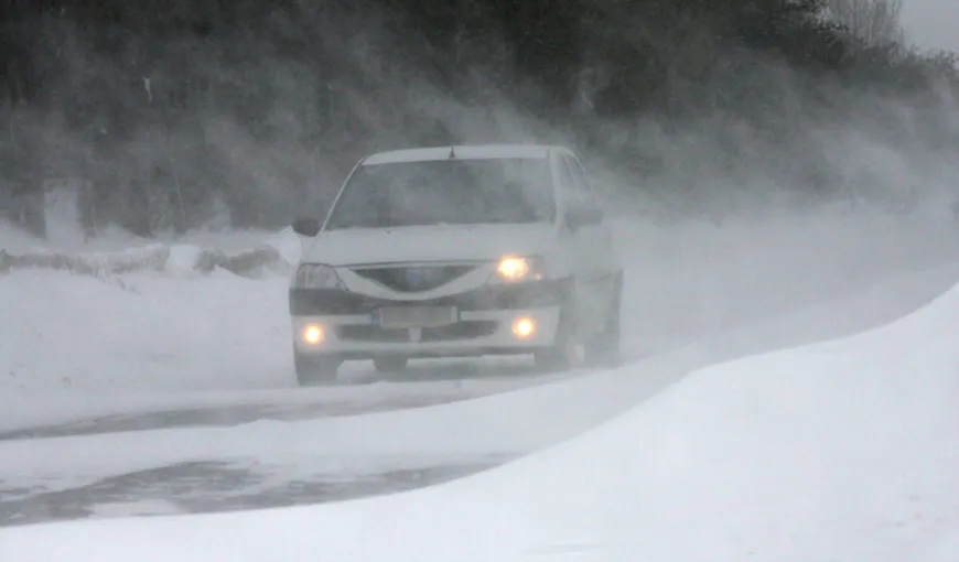 Viscol şi ninsori în Moldova şi zonele montane. Multe maşini au derapat şi au ajuns în şanţ