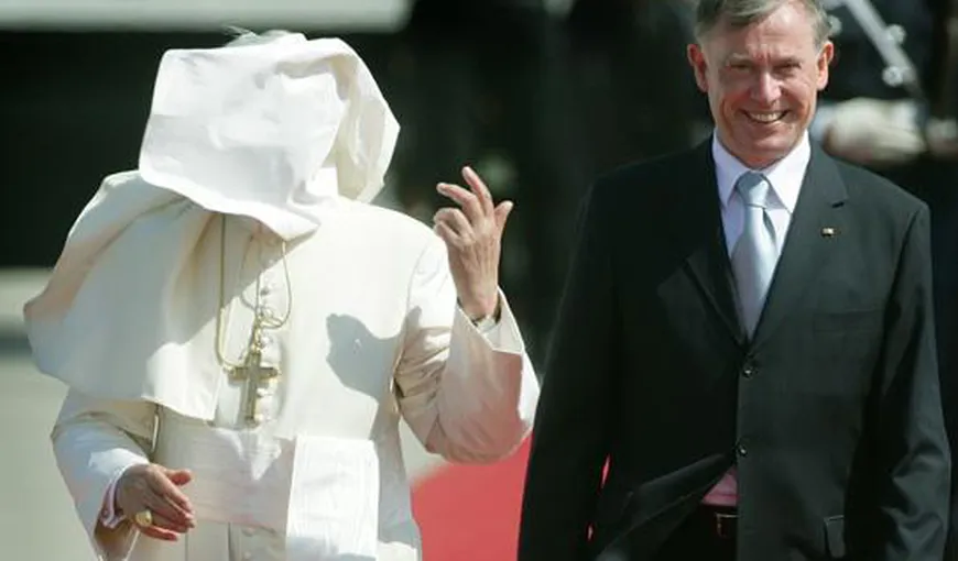 Veşmântul papal, o mare bătaie de cap. Topul imaginilor în care hainele Papei n-au stat la locul lor