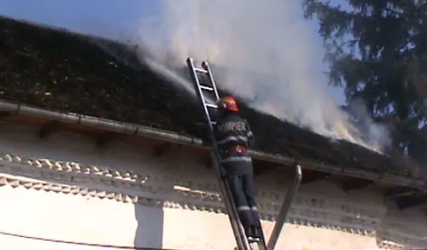 Acoperişul bisericii din Ştefăneşti, Argeş, cuprins de flăcări din cauza credincioşilor VIDEO