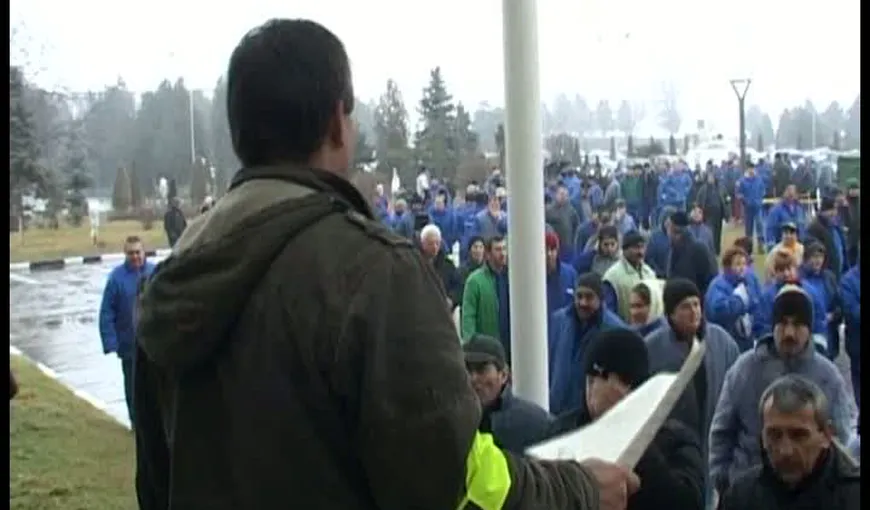 A treia zi de proteste la Oltchim Râmnicu-Vâlcea. Salariaţii au blocat din nou DN 64 VIDEO