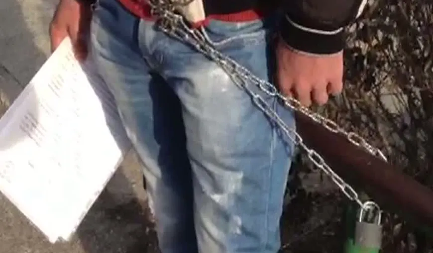 Bărbatul din Piteşti care a protestat în lanţuri, ameninţă că intră în greva foamei VIDEO
