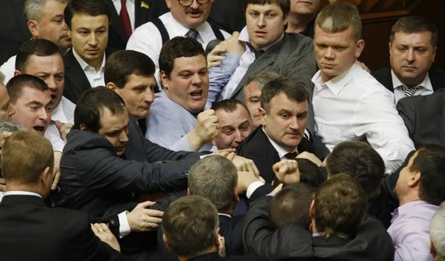 Pumni în Executivul de la Kiev: Parlamentarii ucraineni s-au încăierat din cauza limbii ruse