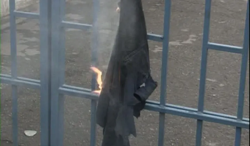 Protest la Mechel. Oamenii au ars o salopetă şi ameninţă că îşi dau foc VIDEO