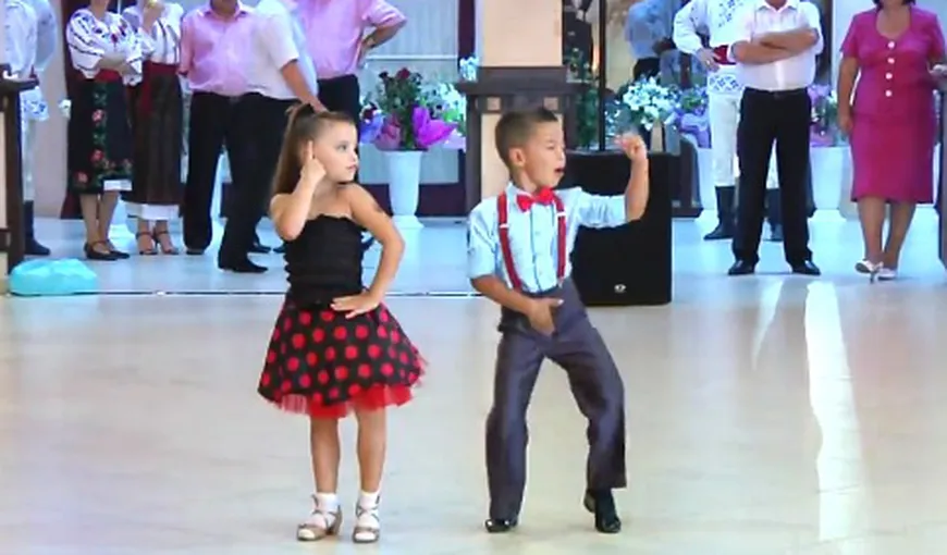 La şase ani au rupt ringul de dans. Doi copii, senzaţie la o nuntă din Republica Moldova VIDEO