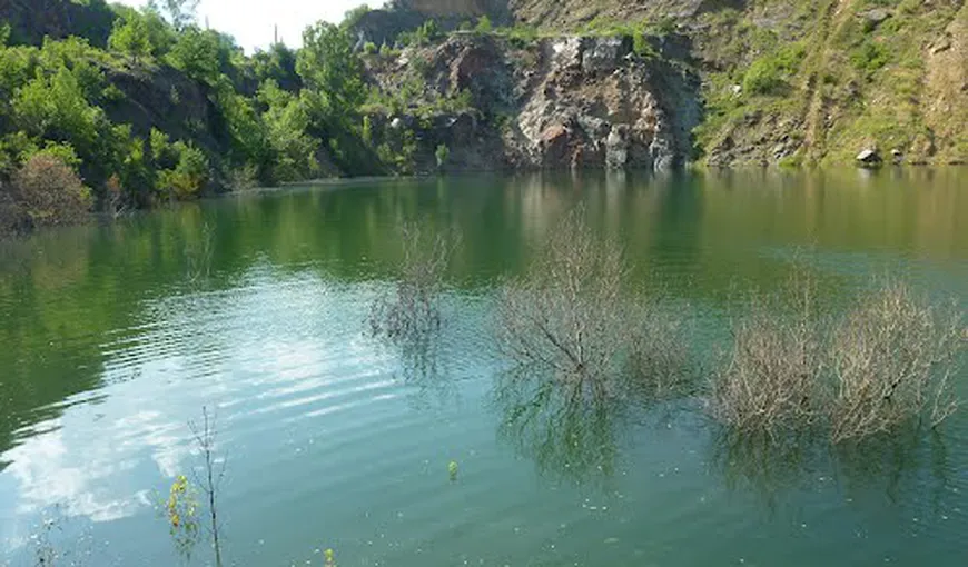 Un lac întins pe cinci hectare şi cu o adâncime de 60 de metri a apărut în Hunedoara VIDEO