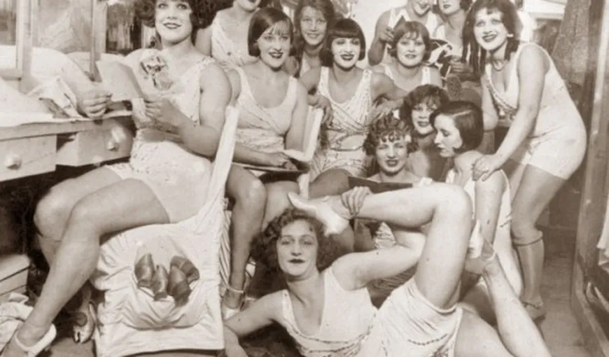 Imagini inedite din vestiarul fetelor de la Moulin Rouge, în 1920 şi 1950 – FOTO