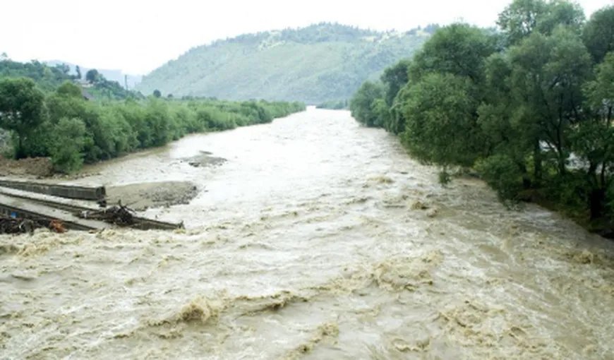 CODUL ROŞU de inundaţii de pe Jiu a fost prelungit. COD GALBEN şi PORTOCALIU pe mai multe râuri