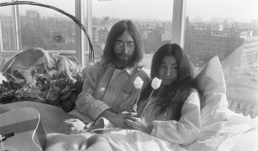 FOTOGRAFIE CONTROVERSATĂ cu ochelarii plini de sânge ai lui John Lennon