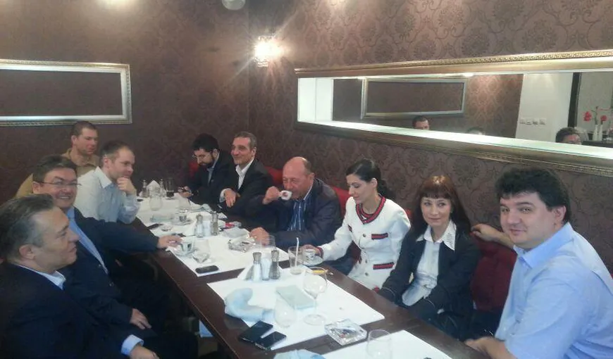 Băsescu, la masă cu liderii Mişcării Populare. Cine face parte din conducerea fundaţiei VIDEO