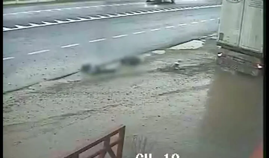 Primele imagini de la accidentul din Buzău. Indiferenţa românilor în faţa tragediei VIDEO