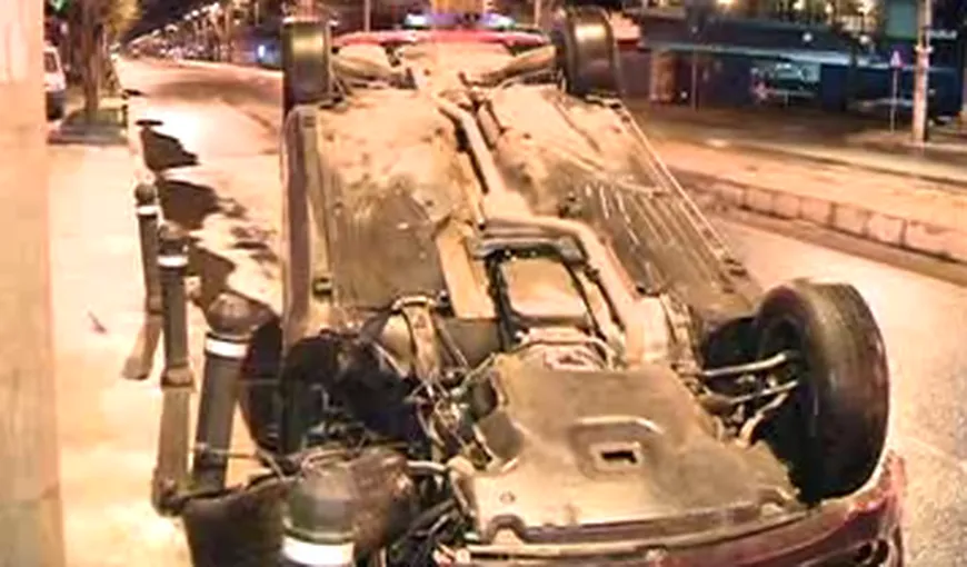 Un şofer grăbit din Capitală s-a izbit de refugiul de tramvai şi s-a răsturnat cu maşina VIDEO