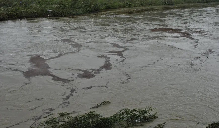 Râul Olt, poluat accidental cu nămol şi ape de mină în judeţul Harghita