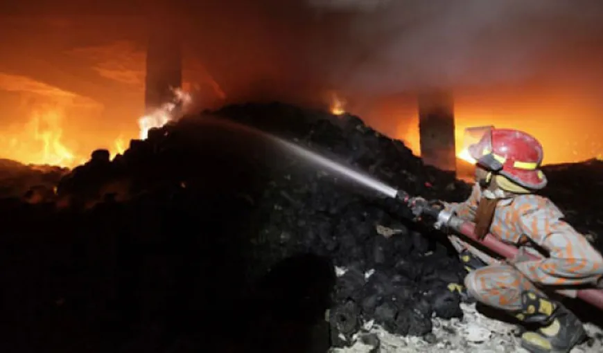 Un incendiu a izbucnit în ruinele imobilului prăbuşit în Bangladesh. O femeie a murit
