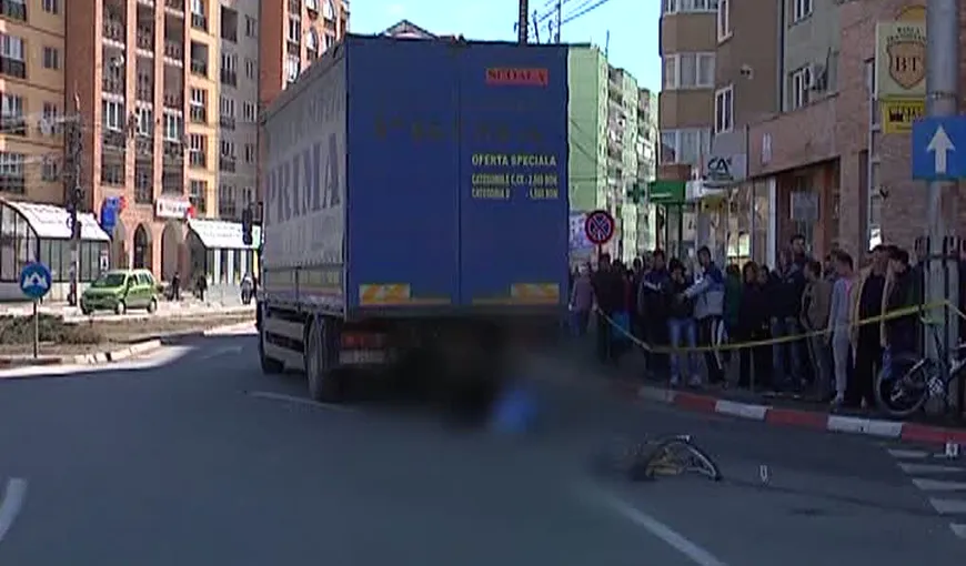 Un biciclist a fost lovit mortal de camionul unei şcoli de şoferi VIDEO