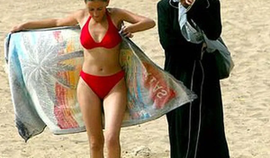 Vacanţă cu restricţii în EAU: Bikini şi slipul bărbătesc, amendate pe plajă