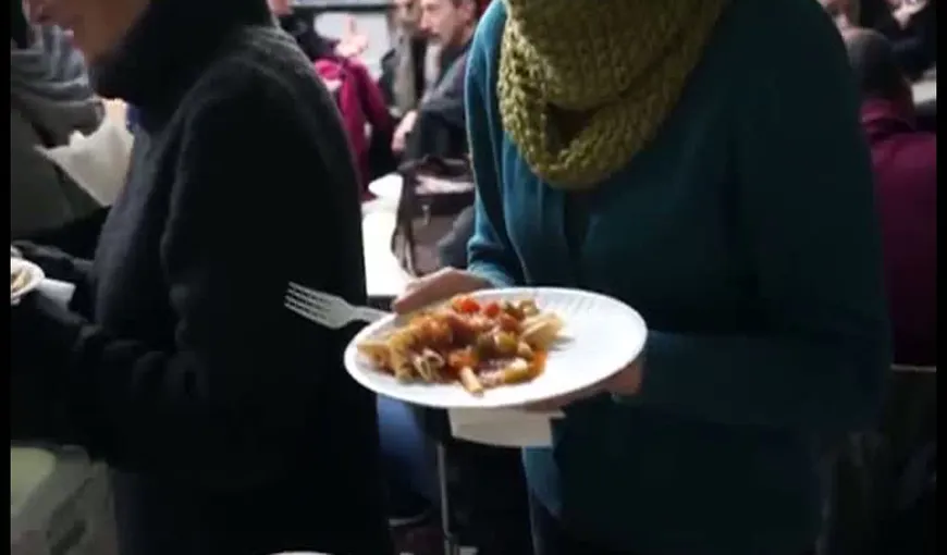 O cantină serveşte persoanelor nevoiaşe mâncare gătită din alimente găsite în gunoi VIDEO