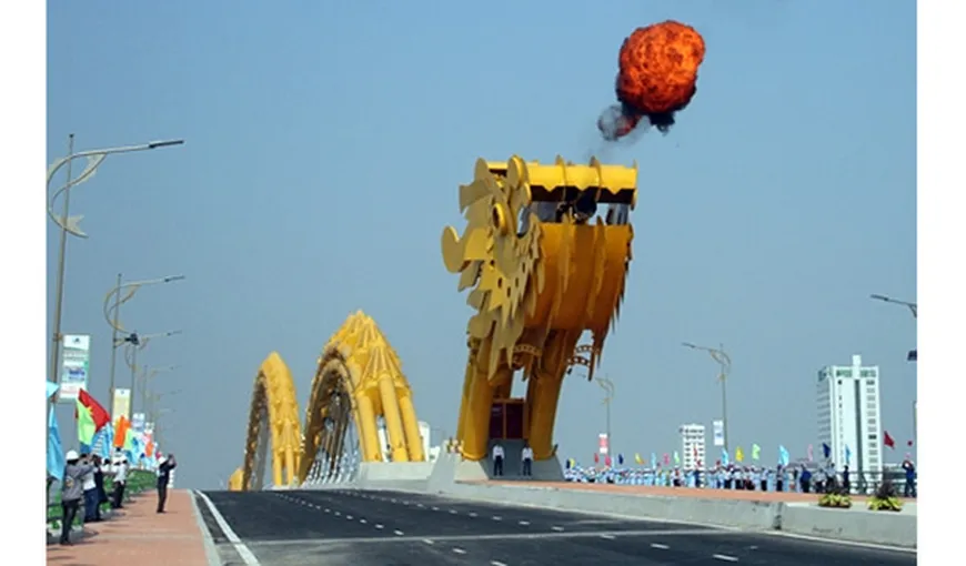 Podul în formă de dragon… care scuipă foc FOTO