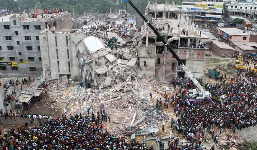 O femeie a născut sub dărâmăturile clădirii de opt etaje prăbuşite în Bangladesh