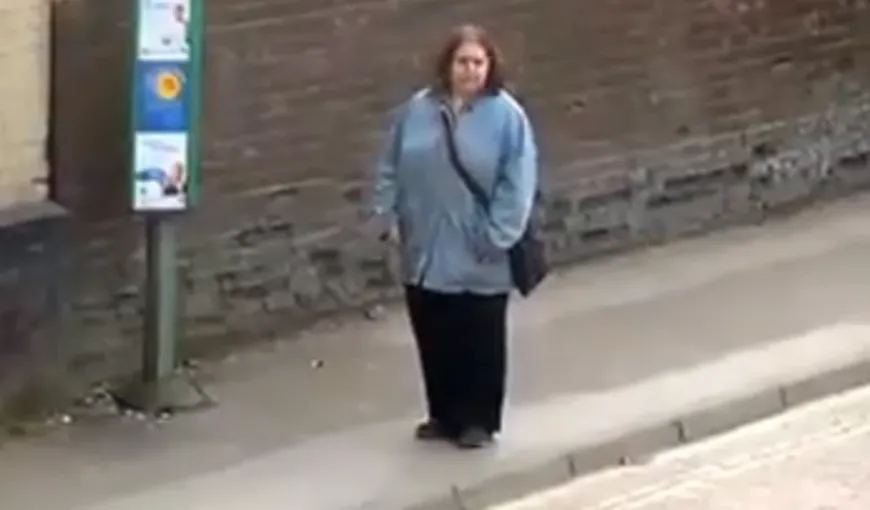 FUNNY: Ce face o femeie în timp ce aşteaptă autobuzul VIDEO