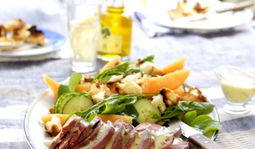 REŢETA ZILEI: Limbă de vită cu sos de muştar şi salată de pepene galben