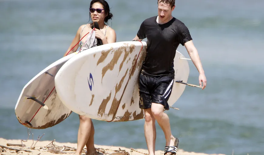 Mark Zuckerberg, fondatorul Facebook, surprins la surfing, în Hawaii FOTO